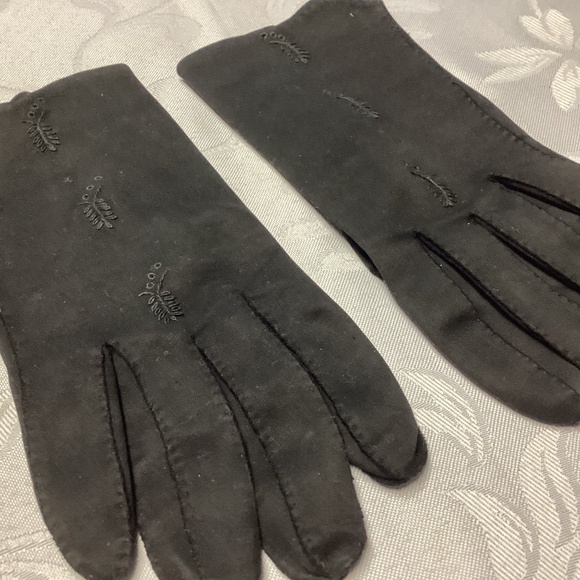 Women’s vintage glove Accessories - Black vintage gloves, ladies really cute shorter glove see dimensions below